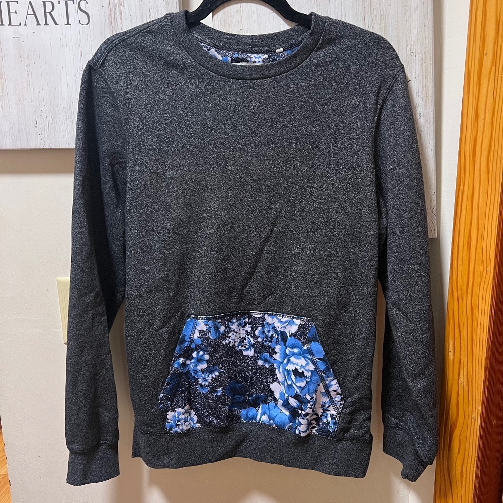 On the Byas grey sweatshirt w blue floral front pocket | long sleeve pullover SM